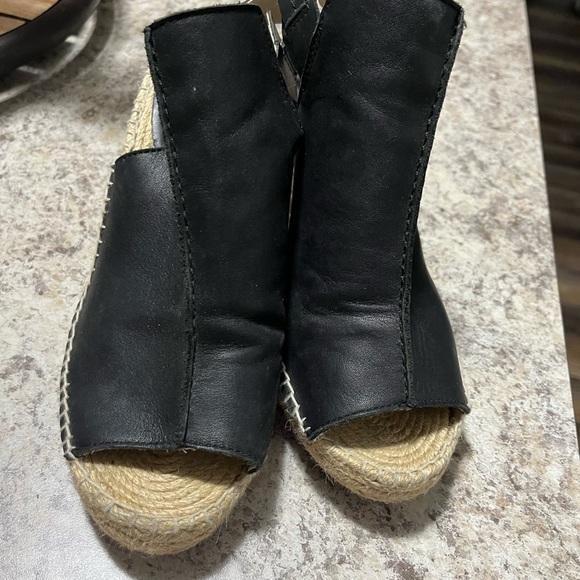 Beautiful size 7 Seychelles! Barely worn purchased at a boutique in Banff - Picture 5 of 5